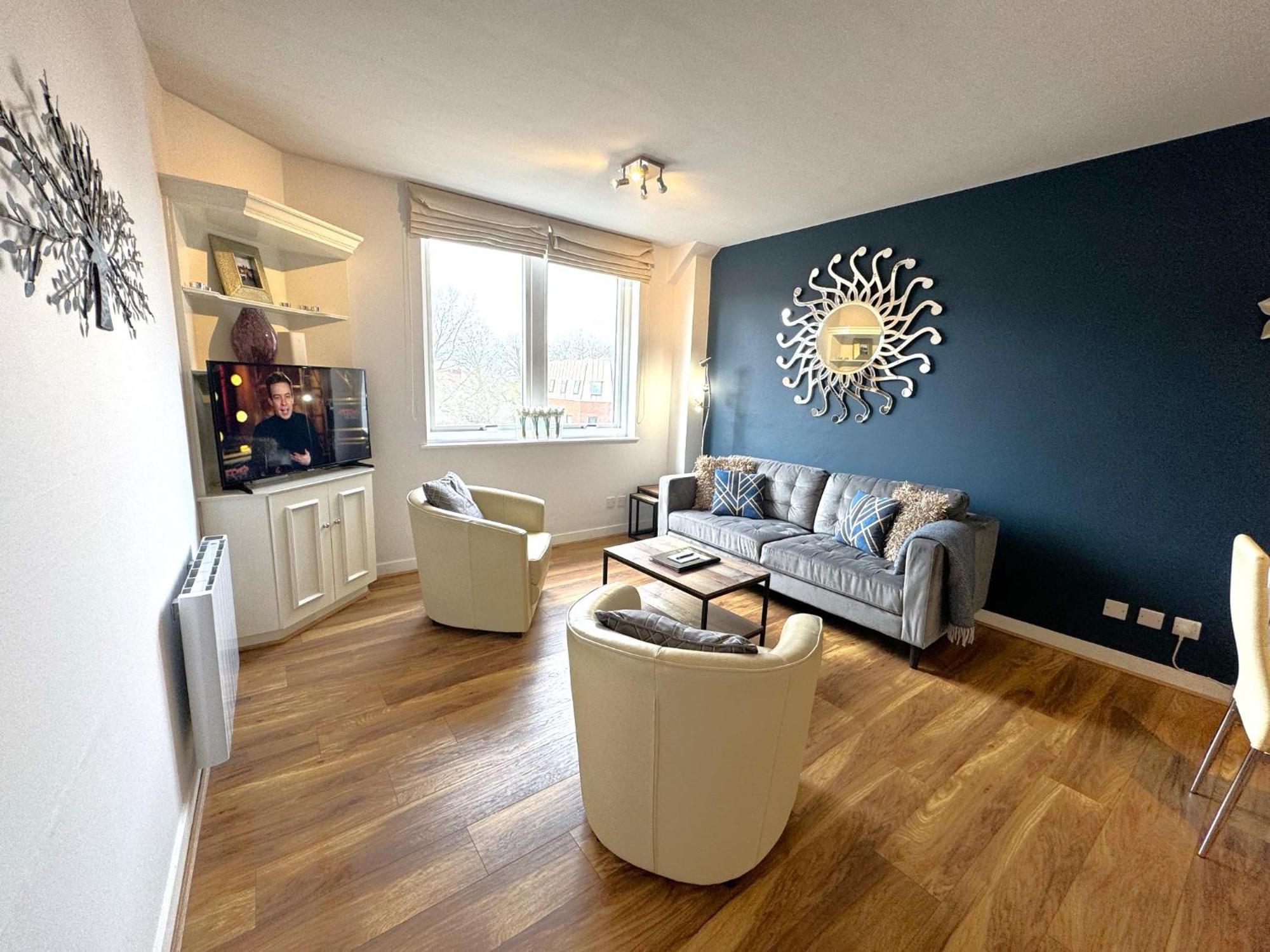 The Courtyard 2 Bedroom Apartments In Central Windsor With Parking Dış mekan fotoğraf