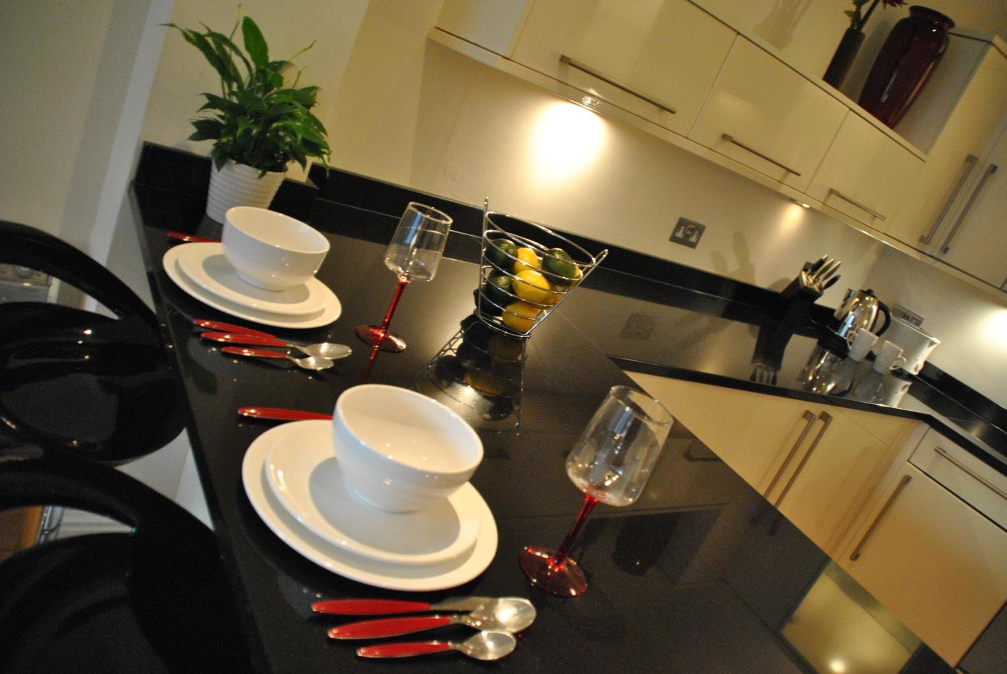 The Courtyard 2 Bedroom Apartments In Central Windsor With Parking Oda fotoğraf
