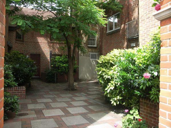 The Courtyard 2 Bedroom Apartments In Central Windsor With Parking Dış mekan fotoğraf