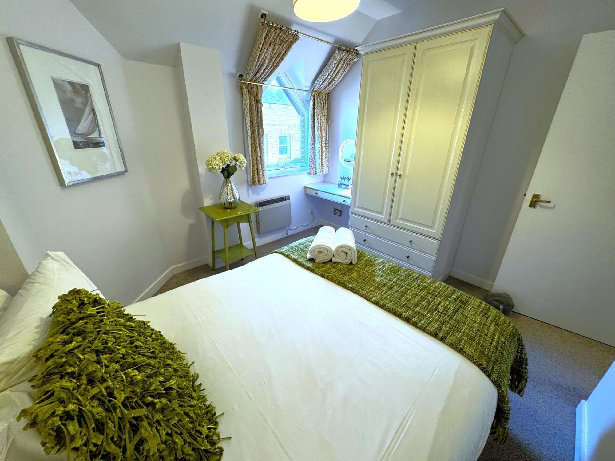 The Courtyard 2 Bedroom Apartments In Central Windsor With Parking Dış mekan fotoğraf
