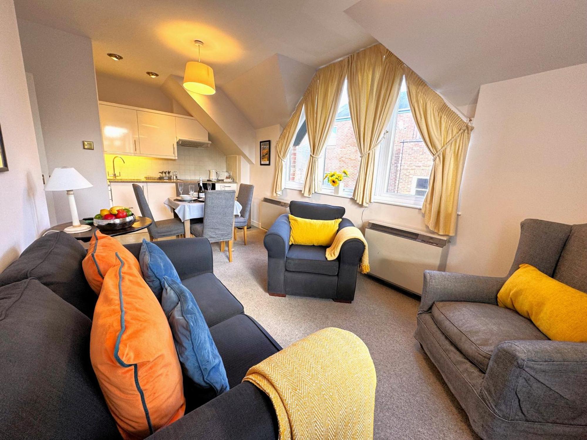 The Courtyard 2 Bedroom Apartments In Central Windsor With Parking Dış mekan fotoğraf