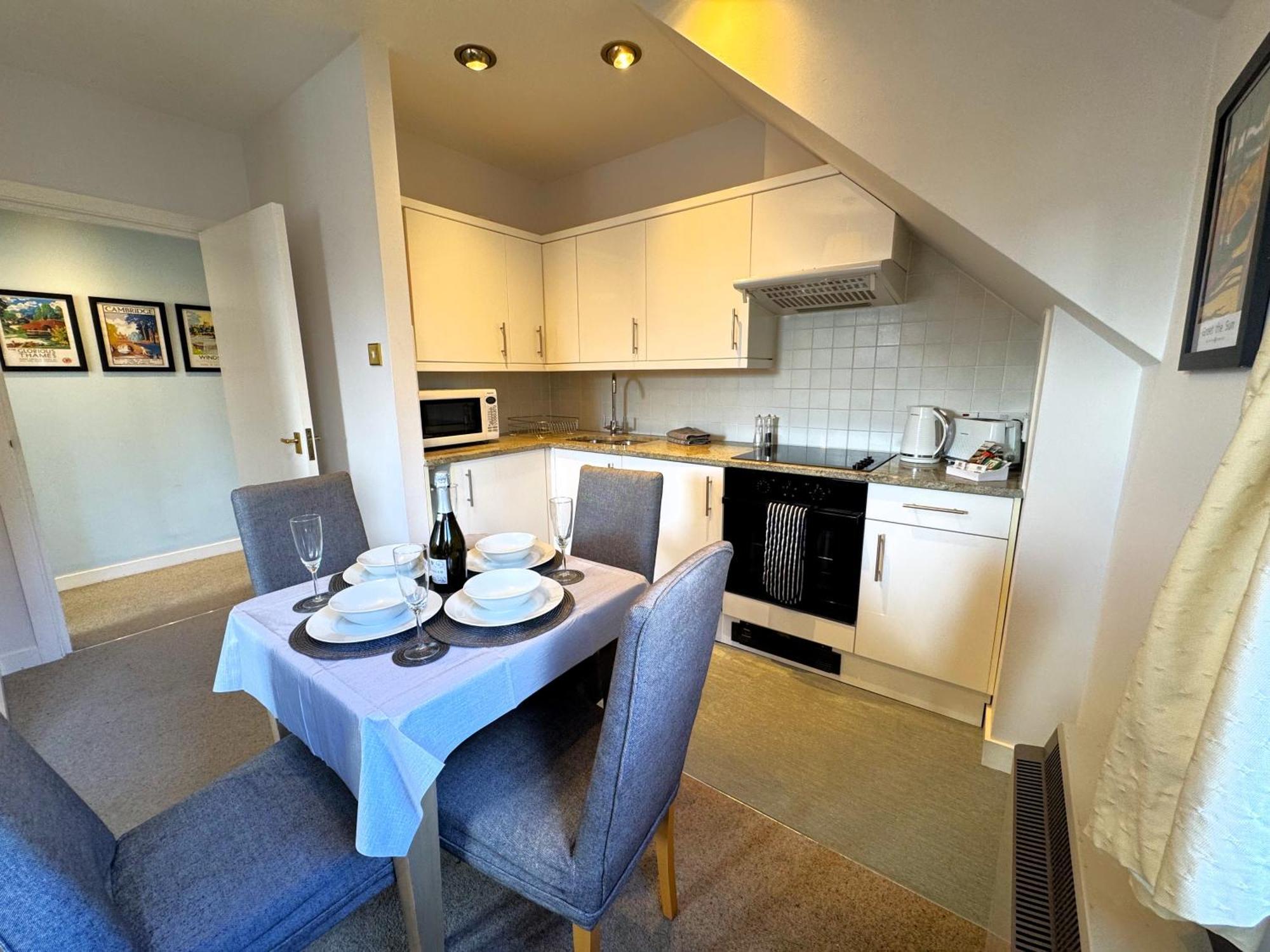 The Courtyard 2 Bedroom Apartments In Central Windsor With Parking Dış mekan fotoğraf