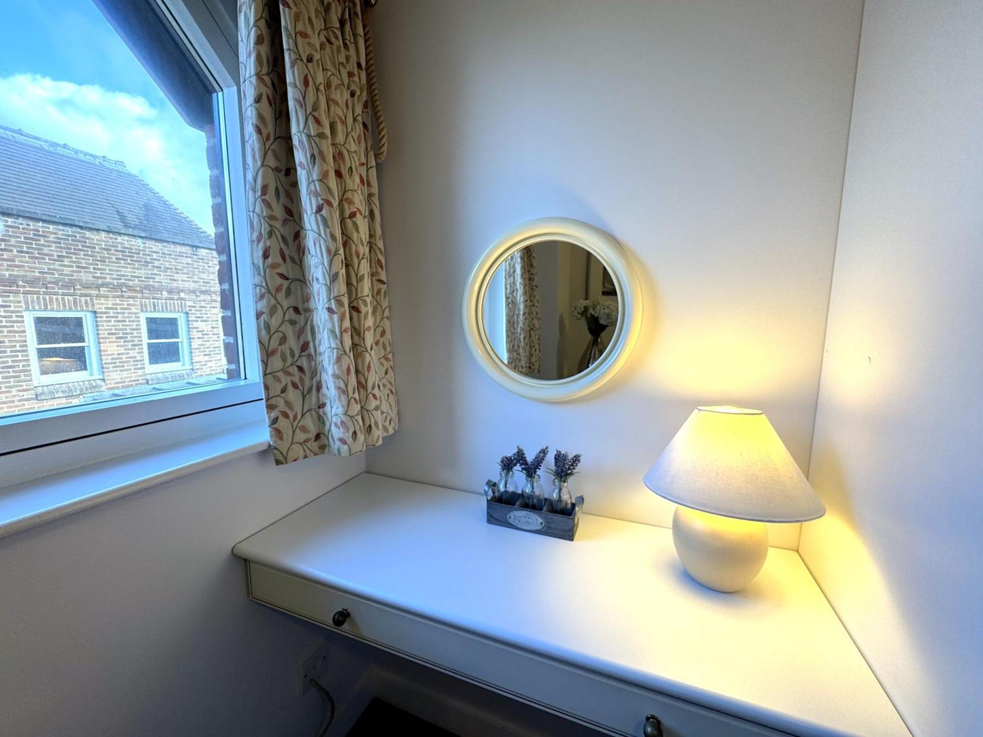 The Courtyard 2 Bedroom Apartments In Central Windsor With Parking Dış mekan fotoğraf