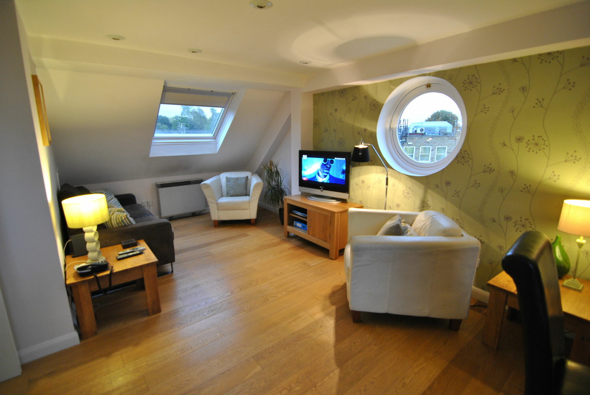 The Courtyard 2 Bedroom Apartments In Central Windsor With Parking Dış mekan fotoğraf